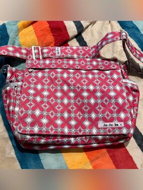NWT Ju-Ju-Be Better Diaper Bag Messenger Pink Gray Floral Changing Pad included.